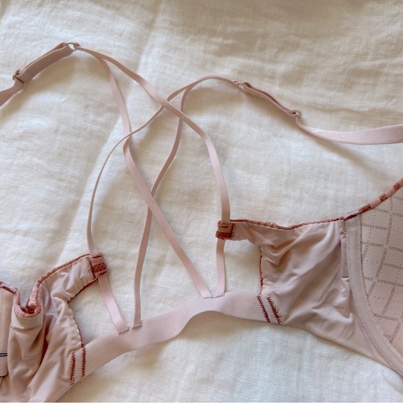 NWOT, Victoria’s Secret Bra, front close with criss cross back - Picture 3 of 5